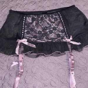 Pretty little guarder belt